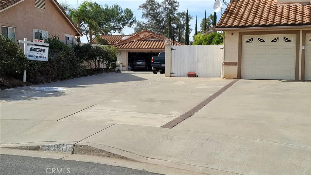 VIEW OF LONG DRIVEWAY FROM CUL-DE-SAC