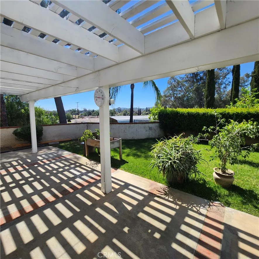 COVERED PATIO / BACKYARD