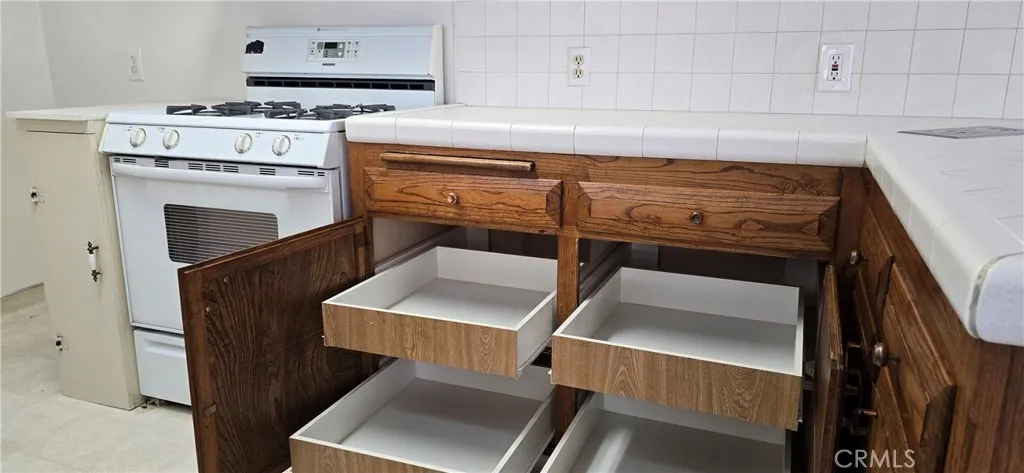 Kitchen - Pull Out Drawers All Around