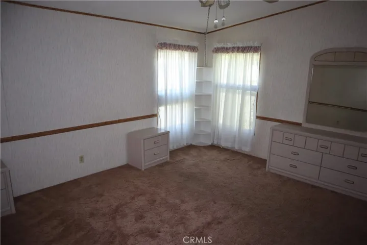 Primary Bedroom (Large)