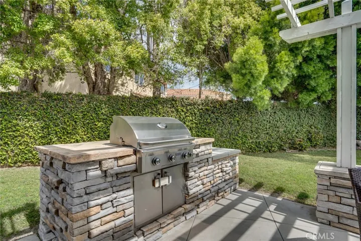 Covered pergola w/built-in BBQ!