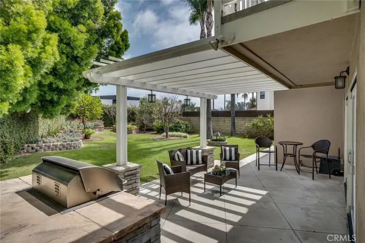 Covered pergola w/built-in BBQ!