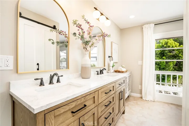 Primary bath w/dual sinks & closets!