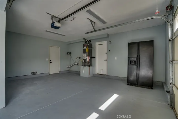 Oversized garage w/garage door opener!