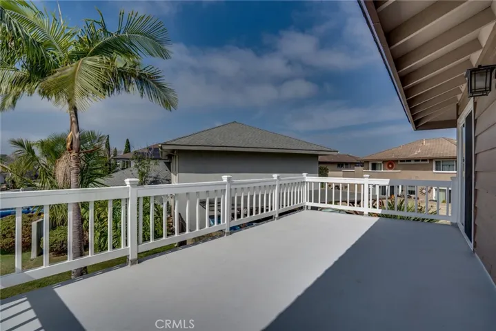 Huge front sundeck gets incredible sunset views!