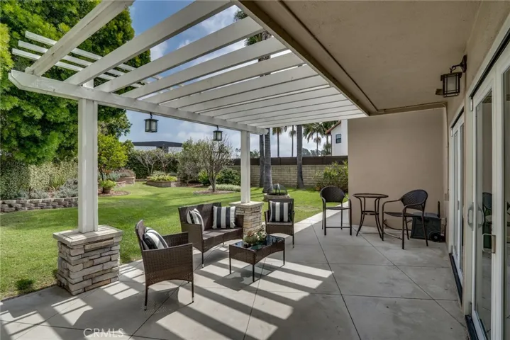 Covered pergola w/built-in BBQ!