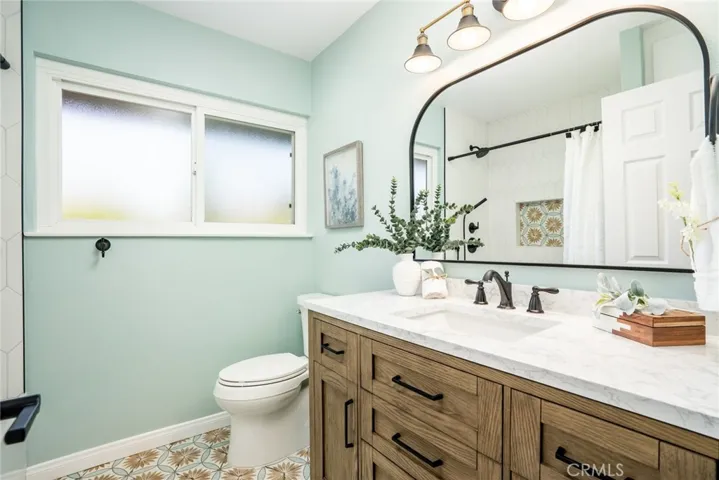 Upstairs hall bath w/dual sinks!