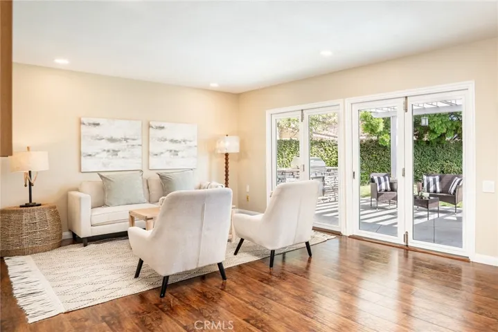 This is such a great room for entertaining w/indoor-oudoor feel!