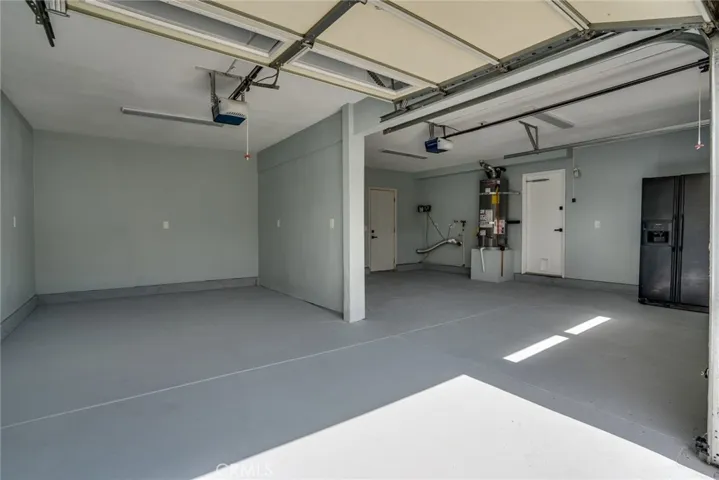 Oversized garage w/garage door opener!