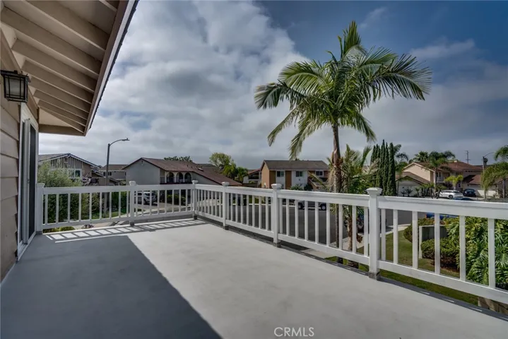 Huge front sundeck gets incredible sunset views!