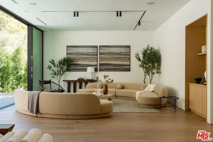 1508 Roscomare Road, Los Angeles, California 90077