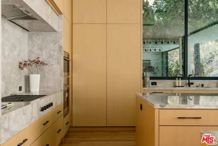 1508 Roscomare Road, Los Angeles, California 90077