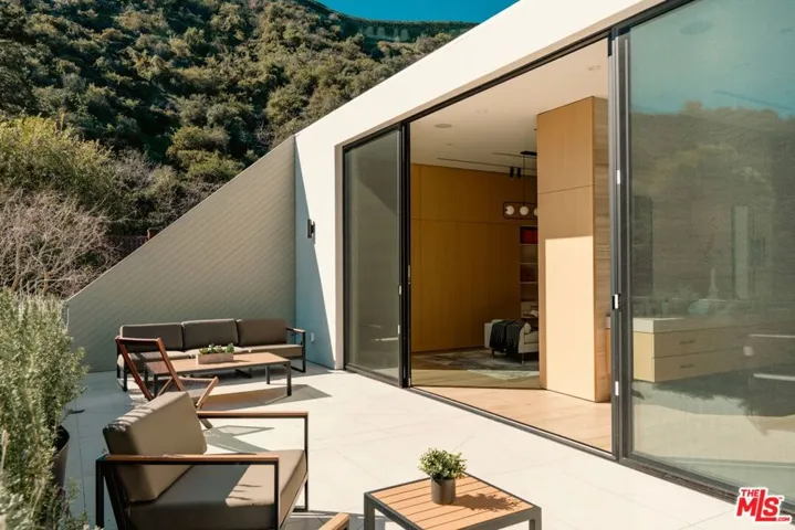 1508 Roscomare Road, Los Angeles, California 90077