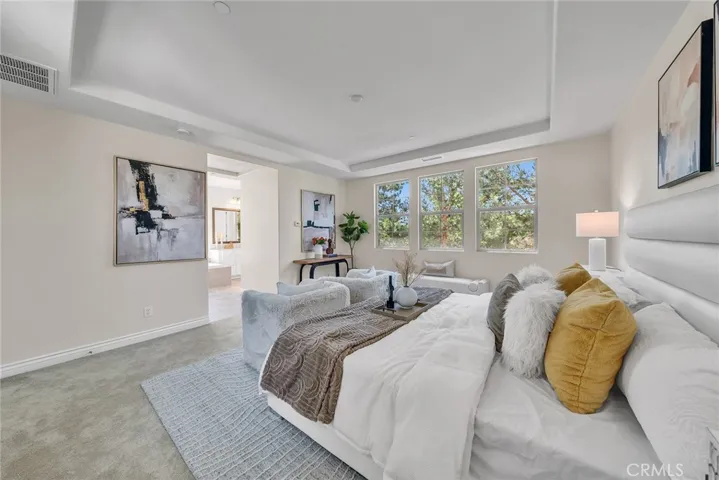 Upper Level Master Bedroom With Ensuite Bathroom