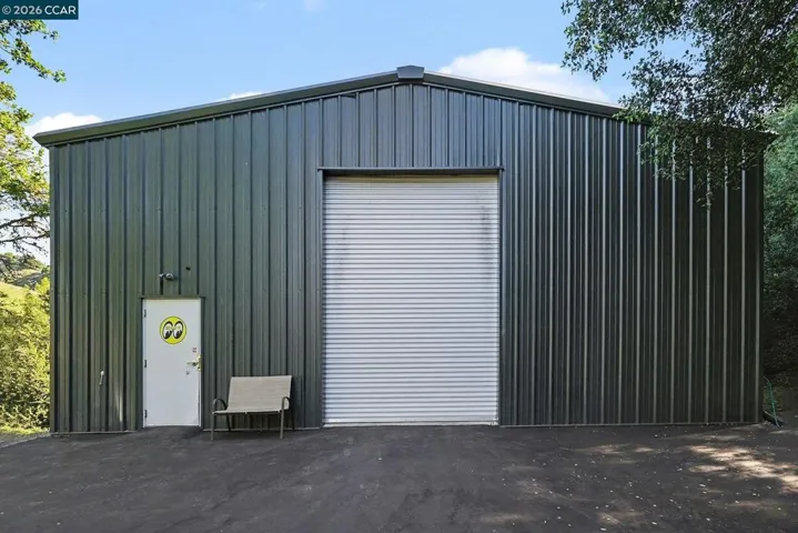 Shop/Storage/Garage/Lots of Possibilities