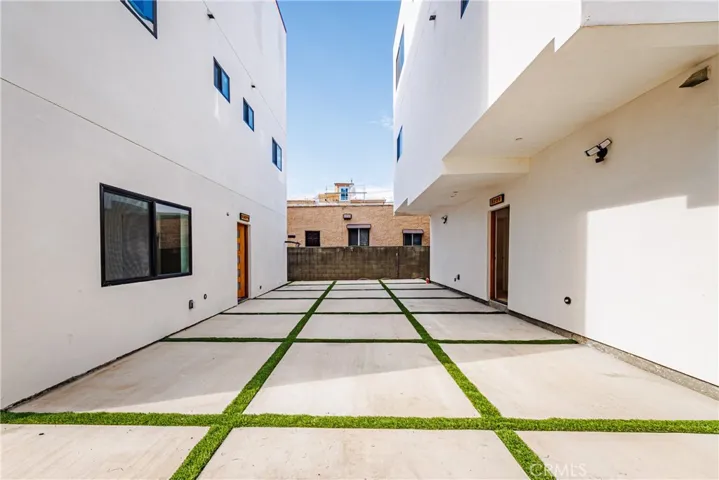 5209 W 20th, Los Angeles, California 90016