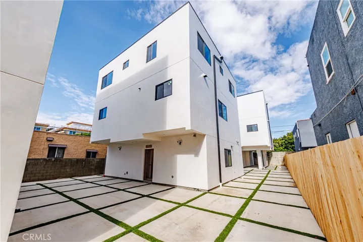 5209 W 20th, Los Angeles, California 90016