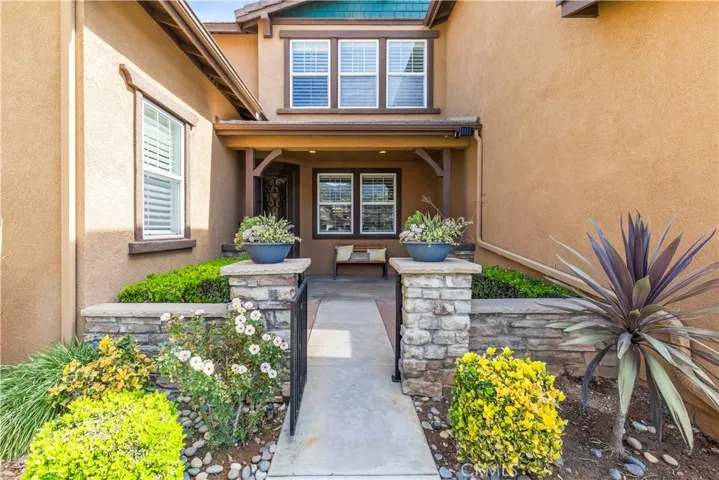 Lovely gated courtyard walking to the front door.