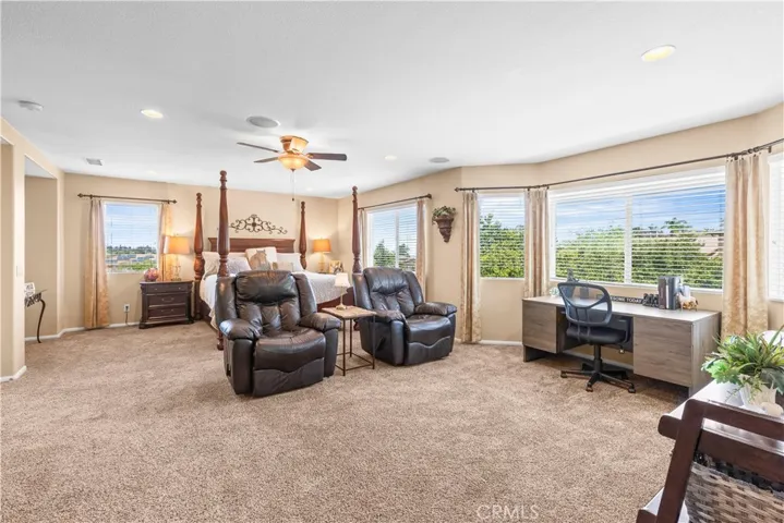 YES this room ALSO has surround sound speakers!!
