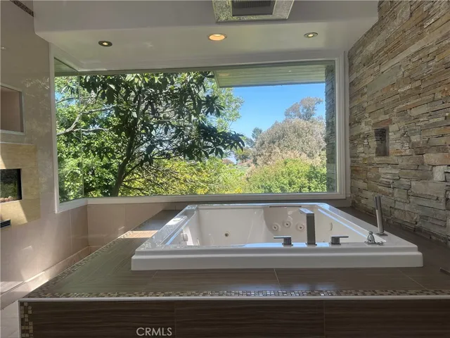 Luxury soaking bath tub