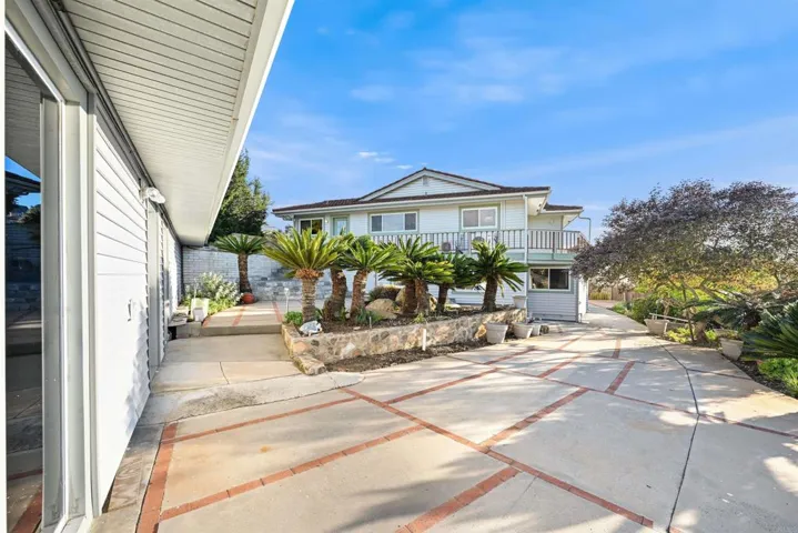2166 Camino Cantera, Vista, California 92084