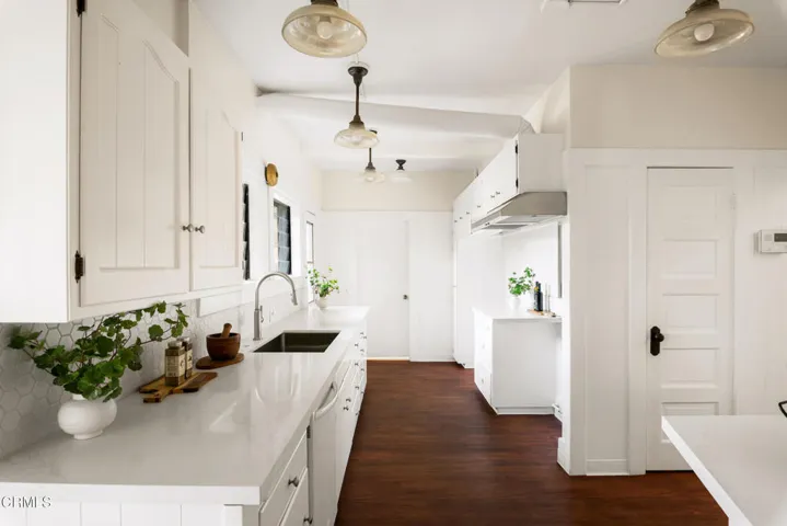 033_126_E_4th_Ontario