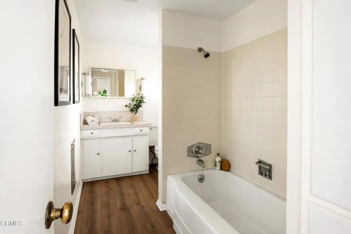 045_126_E_4th_Ontario