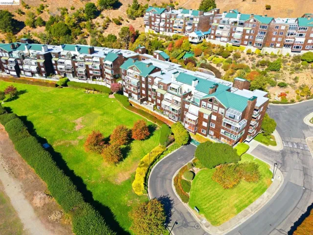 Bird's eye view of apartment complex / building
