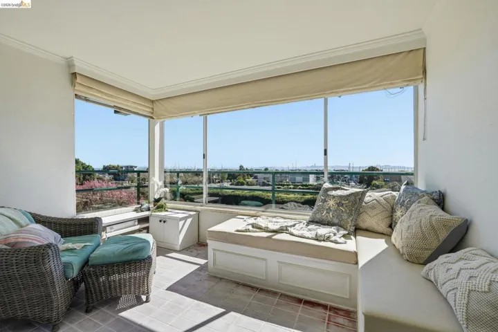 Sunroom / solarium with ornamental molding