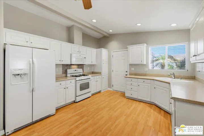 Extensive kitchen cabinets