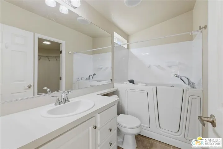 Custom primary bath tub