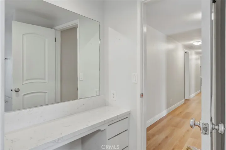 Primary bedroom - Vanity