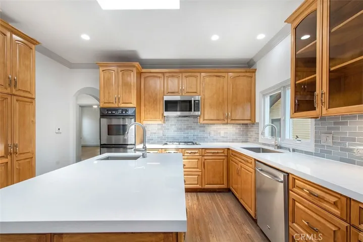 Wow! Large Island in Kitchen - Chef's Delight!