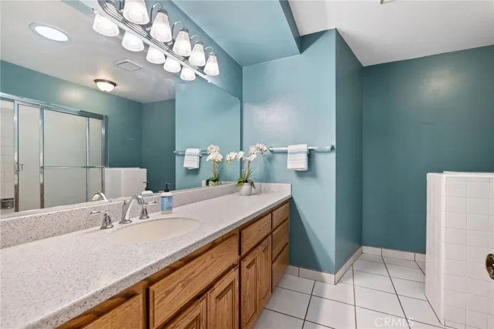 Hallway Full Bathroom