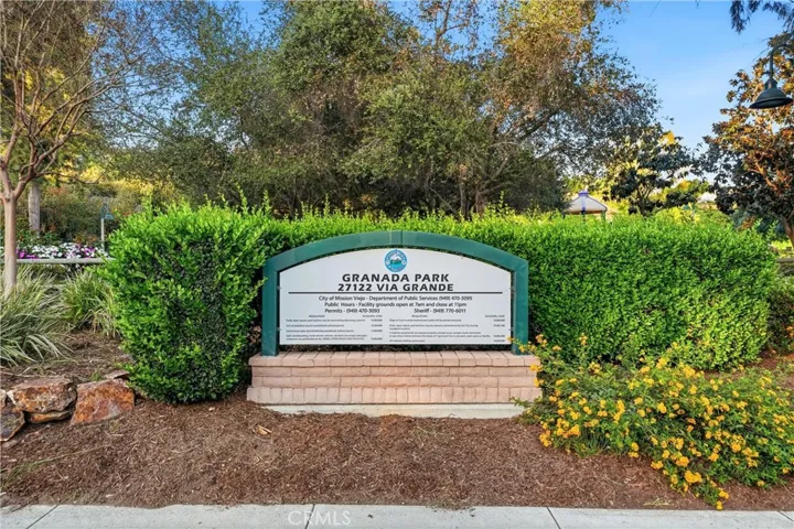 Beautiful Granada Park is in walking distance