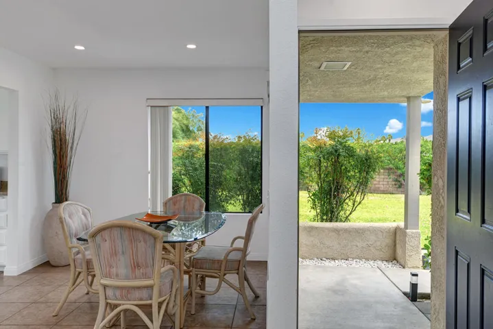 ENTRY WAY REVERSE WITH DINING RS