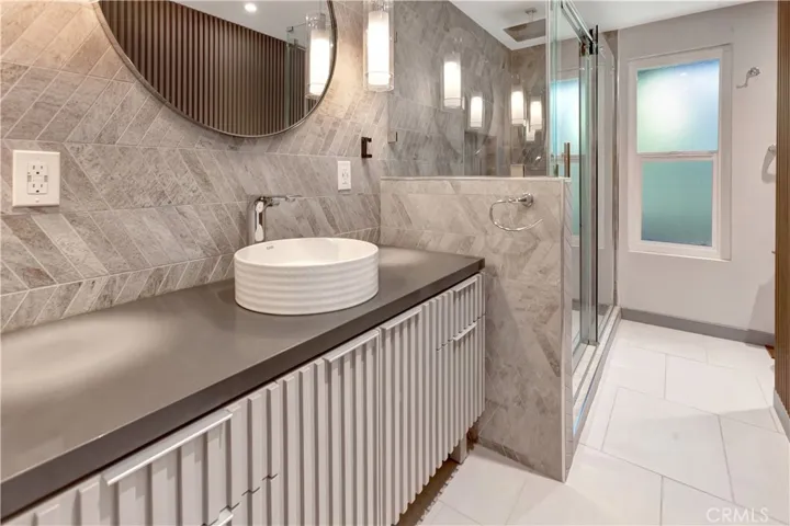 Fully remodeled 2nd bathroom supporting second and third bedrooms.