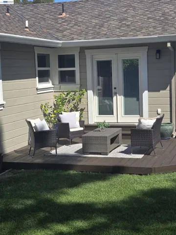 This area was staged after original pictures were takecn