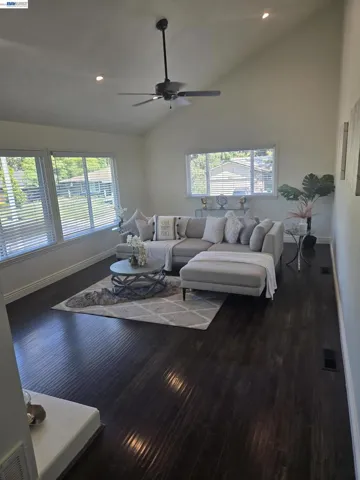 This staging was added after the original pictures.