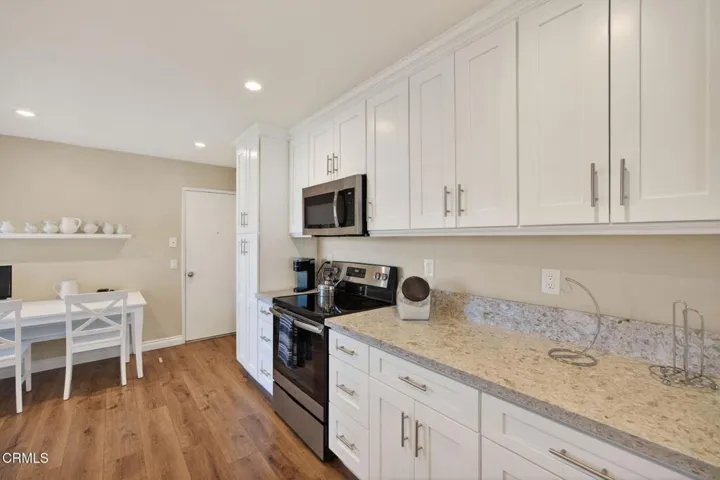 17-web-or-mls-UpmarketMedia-26102Vil-058