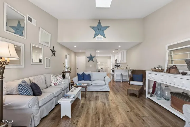 12-web-or-mls-UpmarketMedia-26102Vil-035