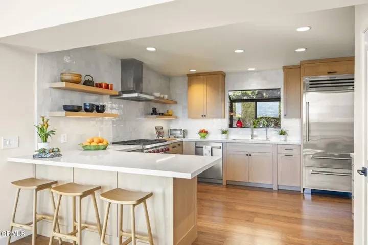12a-web-or-mls-UpmarketMedia_10920-117