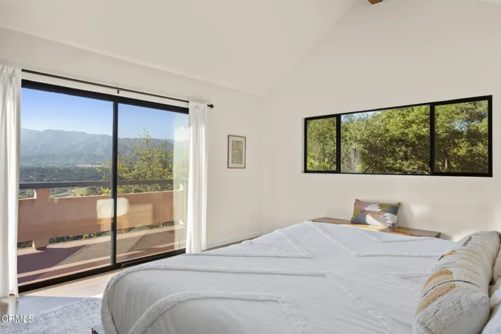 13d-web-or-mls-UpmarketMedia_10920-183
