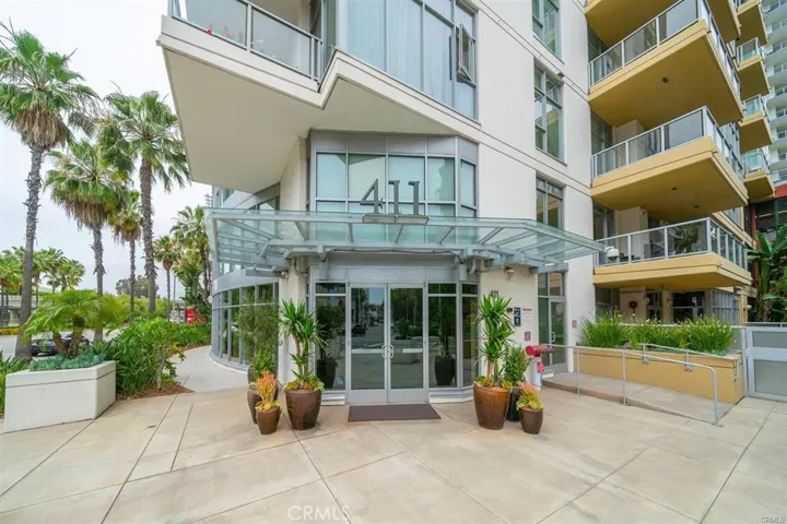Front of building entry in Seaside Way and Chestnut