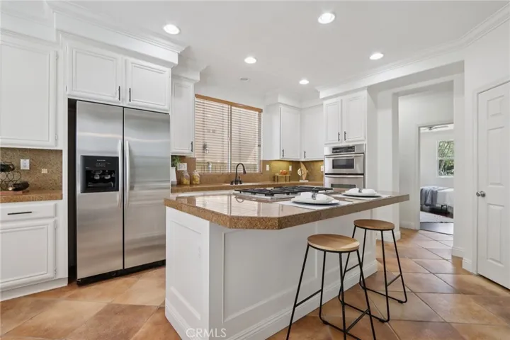 Center island with gas cooktop and bar seating