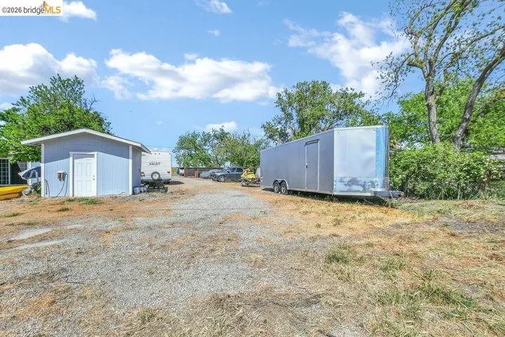 View of yard featuring a shed