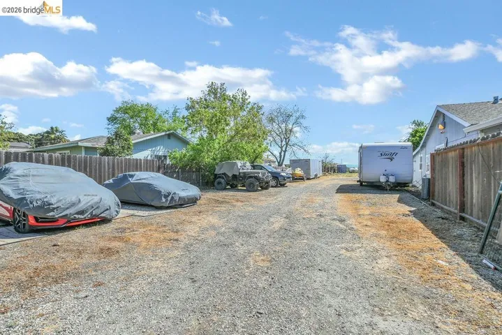 View of dirt / gravel road