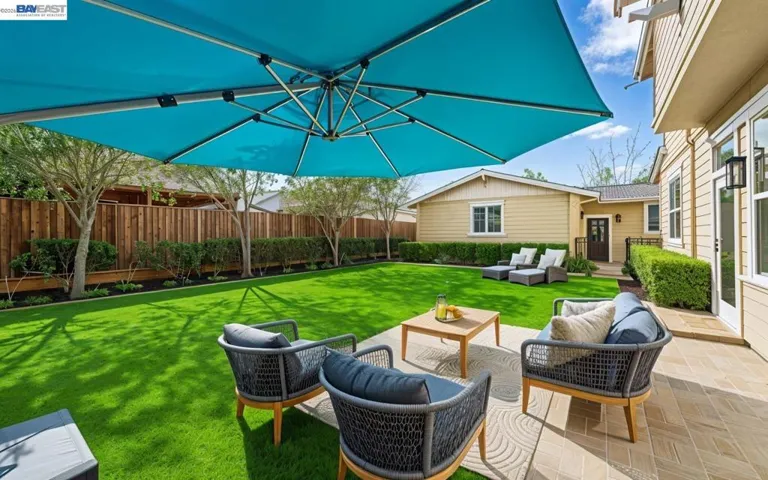 DIGITALLY REMOVED SPLASH POOL