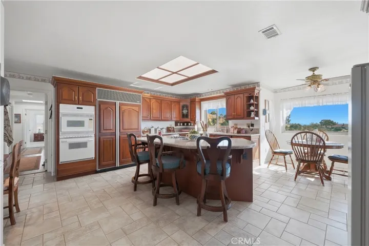Large Kitchen & Center Island