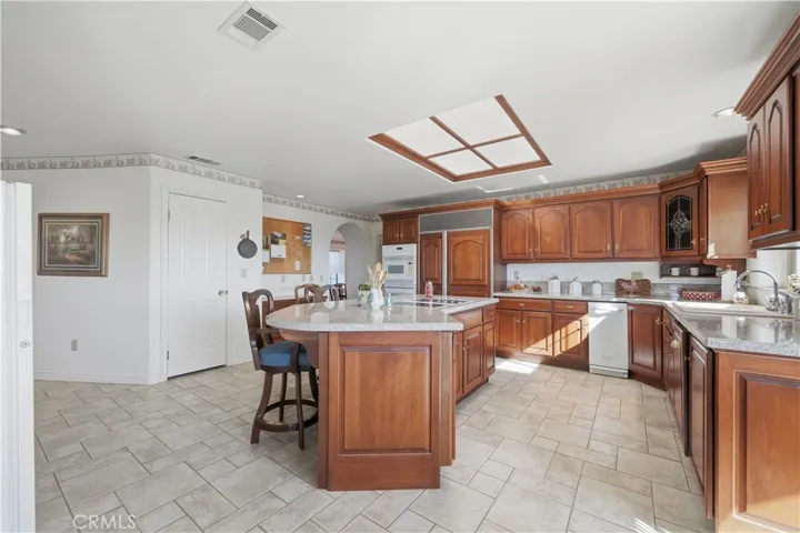 Large Kitchen & Center Island